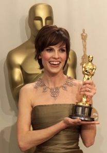 OSC144D:ENTERTAINMENT-OSCARS:LOS ANGELES,26MAR00 - Hilary Swank holds her Oscar statue after winning for Best Actress at the 72nd annual Academy Awards at the Shrine Auditorium in Los Angeles, March 26. Swank won the Academy Award for her role in the film "Boys Don't Cry."    jm/Photo by Mike Blake REUTERS --- Image by © Reuters/CORBIS
